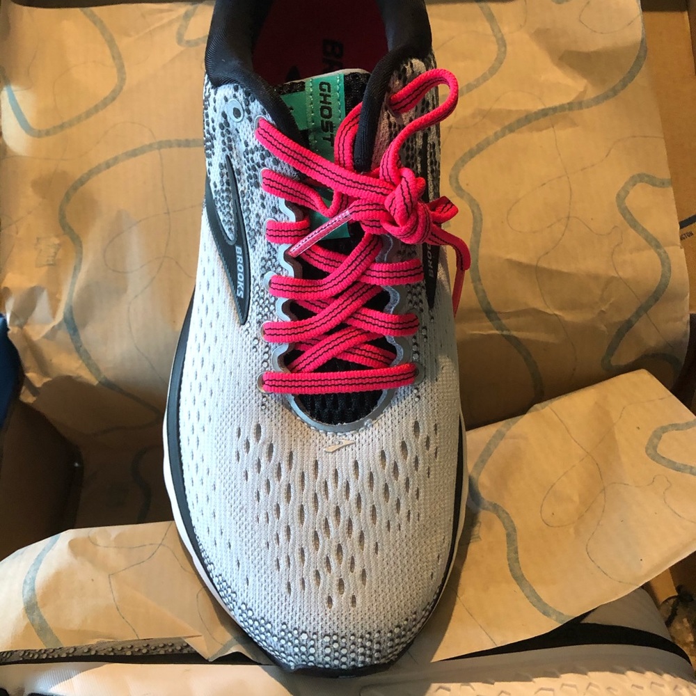 BROOKS tennis shoes